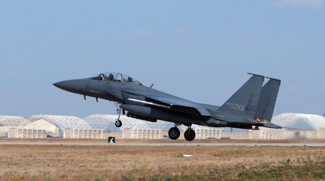 Tiêm kích F15K của Không quân Hàn Quốc cất cánh từ một sân bay quân sự